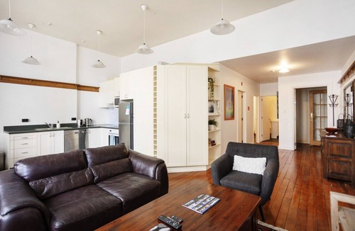 Dunedin City Centre Apartment | Charmed on Dowling- Light Filled Apartment