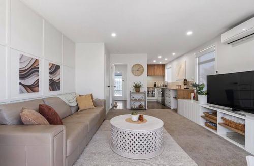 Linwood House | Charming Central Stay - Cosy Comfort and Free Parking
