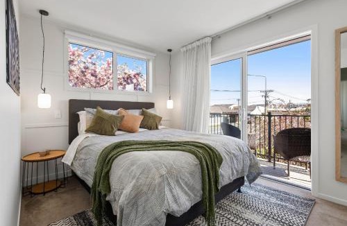 Linwood House | Charming Central Stay Near New Stadium - Cosy Comfort and Free Parking
