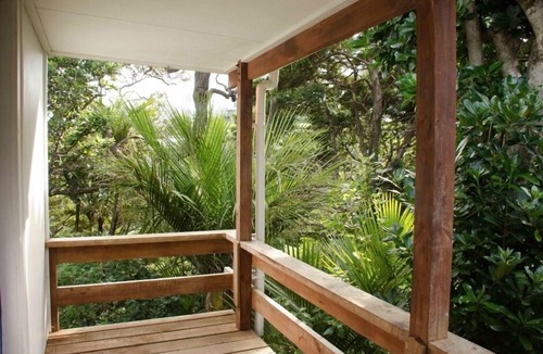 Matapouri House | Charming clifftop bach in Woolleys Bay
