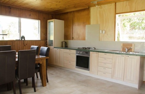 Matapouri House | Charming clifftop bach in Woolleys Bay