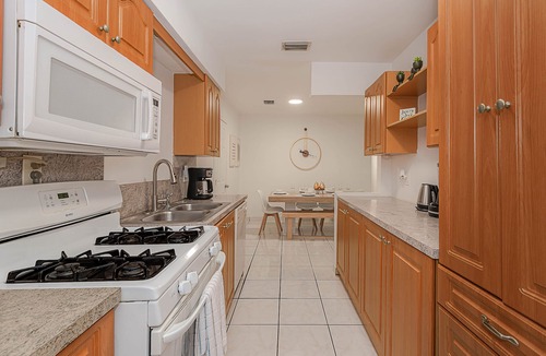 Hallandale Beach House | Charming home 12min to the Beach