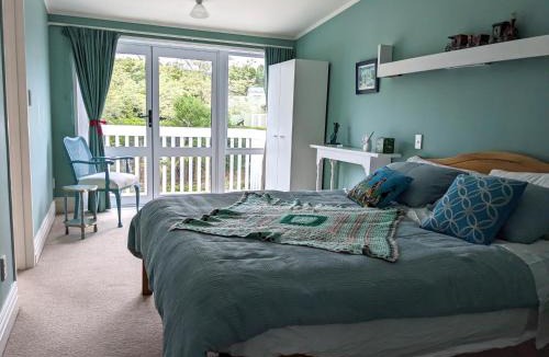 Paraparaumu Bed & Breakfast | Charming homely Cherry Villa B&B with a panorama view