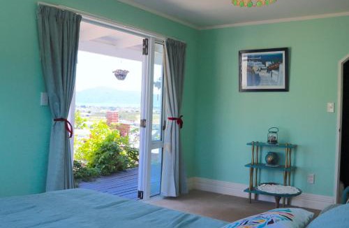 Paraparaumu Bed & Breakfast | Charming homely Cherry Villa B&B with a panorama view