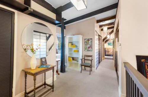 Paraparaumu Bed & Breakfast | Charming homely Cherry Villa B&B with a panorama view
