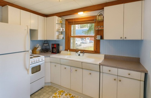 Vandalia Cottage | Charming Lakefront Cottage