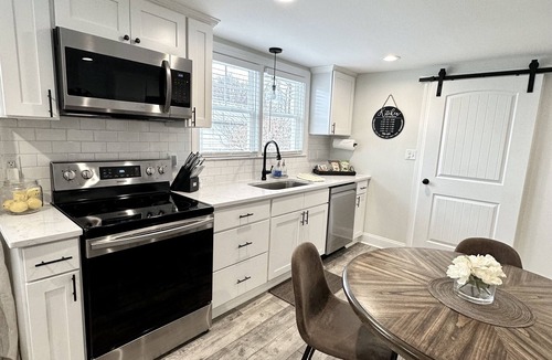 Lynchburg Cottage | Charming Magnolia Cottage with Hot Tub Near Liberty & Downtown