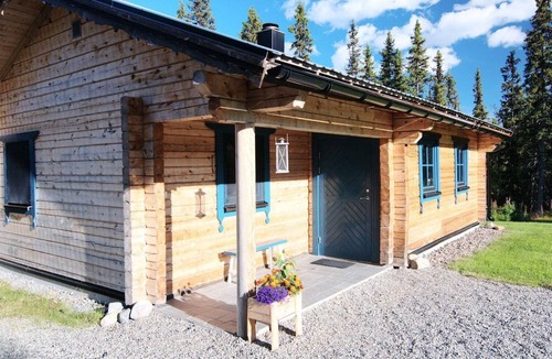 Galabodarna House | Charming modern log cabin with fireplace