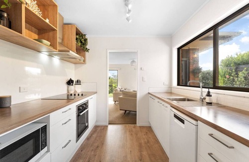 Rothesay Bay House | Charming single-level home - just moments from the beach, sun-soaked garden.