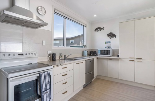 Riverton Cottage | Coastal Cottage in Riverton Rocks
