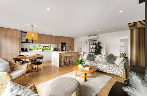 Mount Maunganui House | Coastal Retreat - Poolside Mt Maunganui