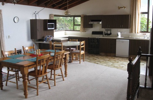 Fernhill House | Comfortable, spacious home panoramic views, 5 mins drive CBD. NO EXTRA COSTS