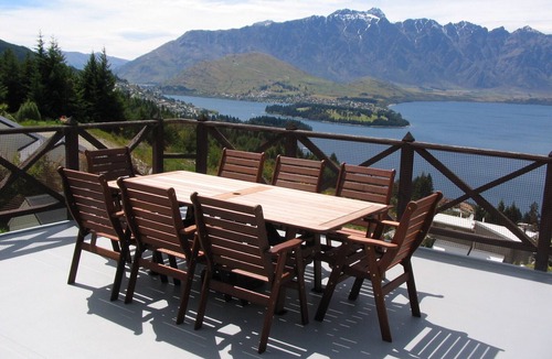 Fernhill House | Comfortable, spacious home panoramic views, 5 mins drive CBD. NO EXTRA COSTS