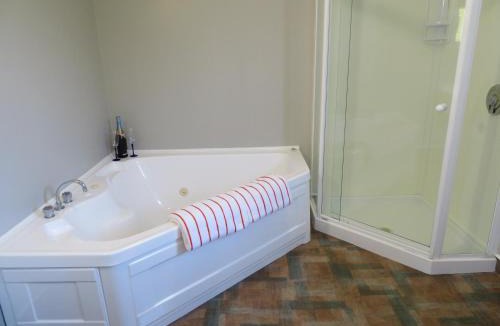 Springlands Hotel | Commodore Court Motel