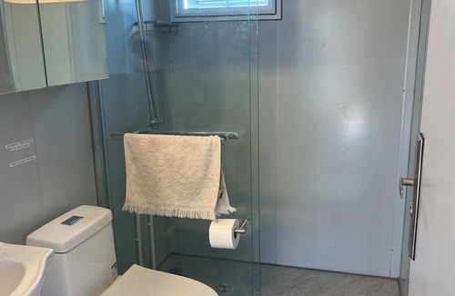Greymouth House | Container home - central warm private