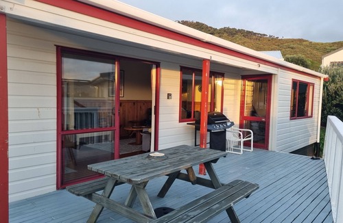 Opononi House | Cosy 2 bed bach - 3 mins walk from beach - can sleep 8!