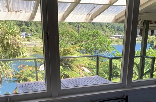 Okere Falls House | Couples Getaway - Lake Edge with private jetty -Okere Falls