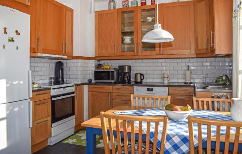 Brantevik House | Cozy Home In Brantevik With House Sea View