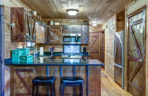 Hayesville Ski Chalet | Cozy Mountain View Chalet