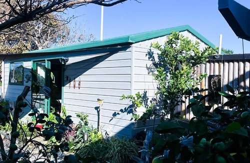 Tirohanga Apartment | Cozy Studio - 5mins to Beach · Outdoor Bath · Breakfast Included · Pets Welcome