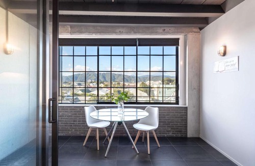 Petone Apartment | Cozy Studio - Private Balcony Bath and Tub