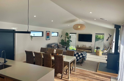 Lowburn House | Cromwell Central-Modern & Relaxing