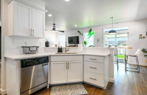 Caldwell House | Curated Canvas Modern 3BR Sleeps 8 Near Freeway