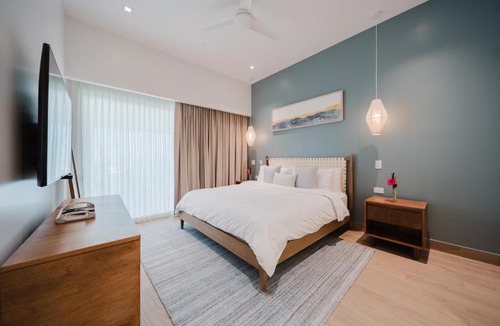 Quepos House | Custom Remote Work Studio with Balcony by Anyplace Old