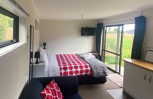 Lake Hawea Cabin | Delightful Lake Hawea Studio Cabin
