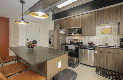 Columbia Apartment | Downtown Modern Industrial Oasis