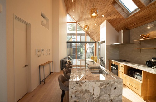 Echo Land Ski Chalet | Echowoods. Luxe. Fireplace. Onsen