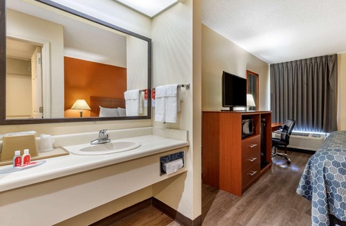 Russellville Hotel | Econo Lodge Saint Stephen