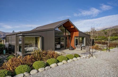 Luggate House | Eight On Jackson - Luggate Holiday Home