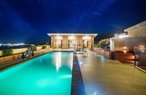 Blenheim House | Entire Poolside Accommodation