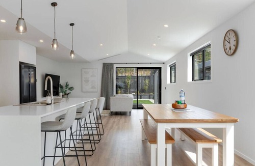 Kawarau Falls House | Executive 3BR 3Queen-Beds Free Unltd WiFi & Garage