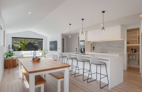 Kawarau Falls House | Executive 3BR 3Queen-Beds Free Unltd WiFi & Garage