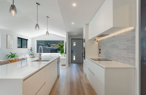 Kawarau Falls House | Executive 3BR 3Queen-Beds Free Unltd WiFi & Garage