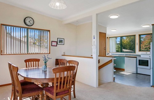 Waitahanui House | Fantastic Lake Front at 32
