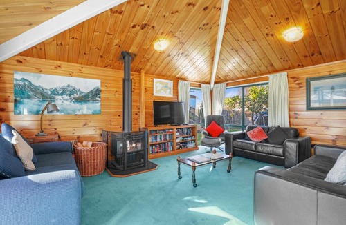 Waitahanui House | Five Mile Yay - Five Mile Bay Holiday Home