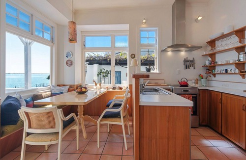 Stepneyville House | Front row seats to Nelson's spectacular waterfront 'show'!