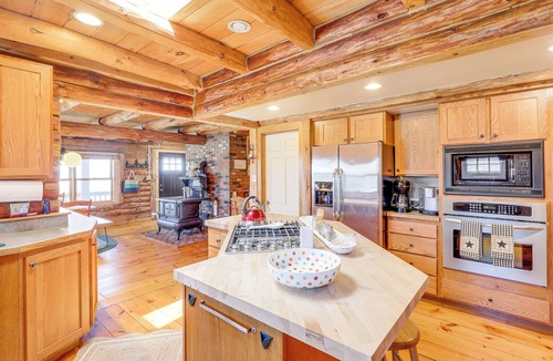 Walpole Cabin | Furnished Deck + Views: Walpole Cabin Retreat