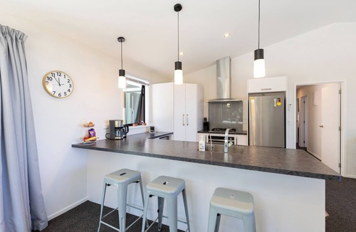 Greymouth House | Glass Horizon - Rutherglen Holiday Home
