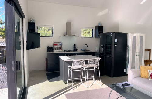 Point Wells Apartment | Gorgeous private studio apartment midway between Omaha & Matakana