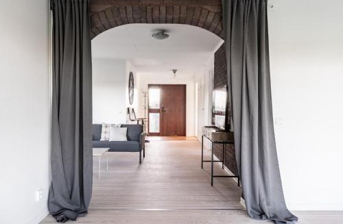 Paarp Villa | Gula villan