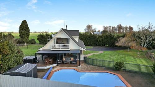 Waikato District Villa | Hamilton Greenhill Lodge - Private Pool & Hot Spa Pool & Fireplace