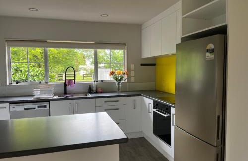 Waikato District Villa | Hamilton Greenhill Lodge - Private Pool & Hot Spa Pool & Fireplace