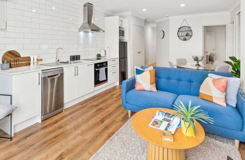 Hamilton Apartment | Hamilton High-Rise - Beauty and Balloons
