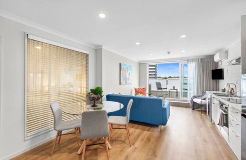 Hamilton Apartment | Hamilton High-Rise - Beauty and Balloons