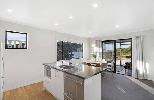 Dunedin House | Harbour Views