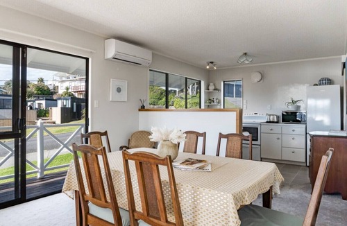 Raglan House | Harbourside Cove Views, Cosy + Peaceful